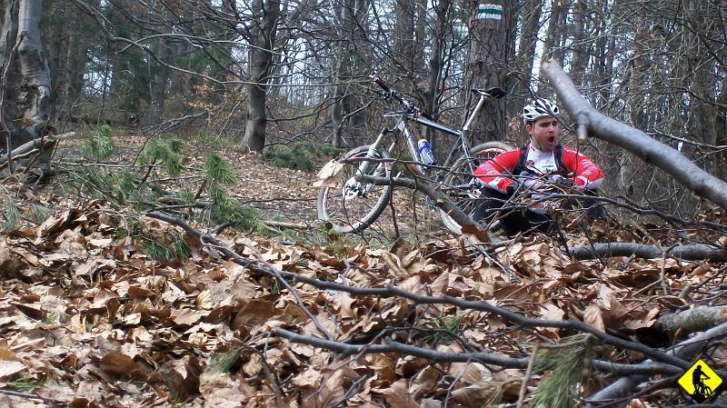 2010-04-20 Beskid Niski 064.jpg - ...czekamy... Dzwonię w końcu i dowiaduję się, że Dżon złapał kapcia.